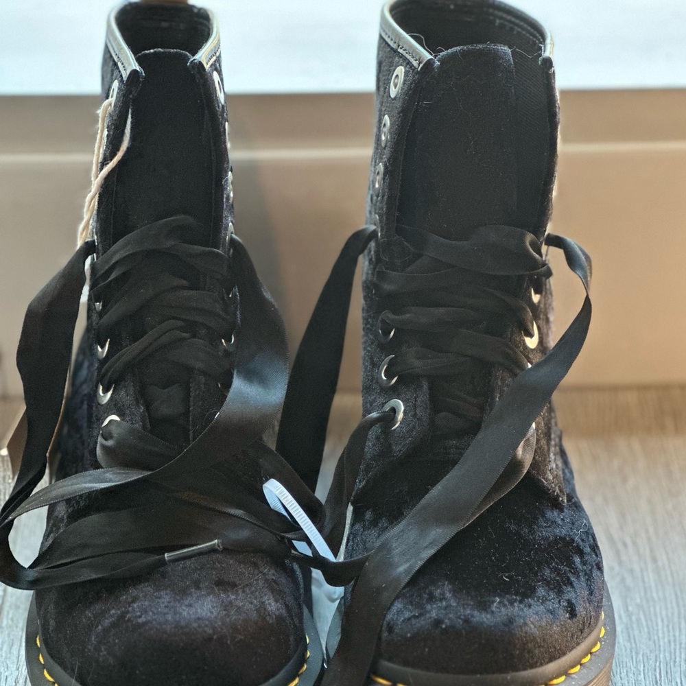 NWT Vegan Crushed Black Velvet Doc Martens with Ribbon Laces 💫🖤 - Picture 2 of 7